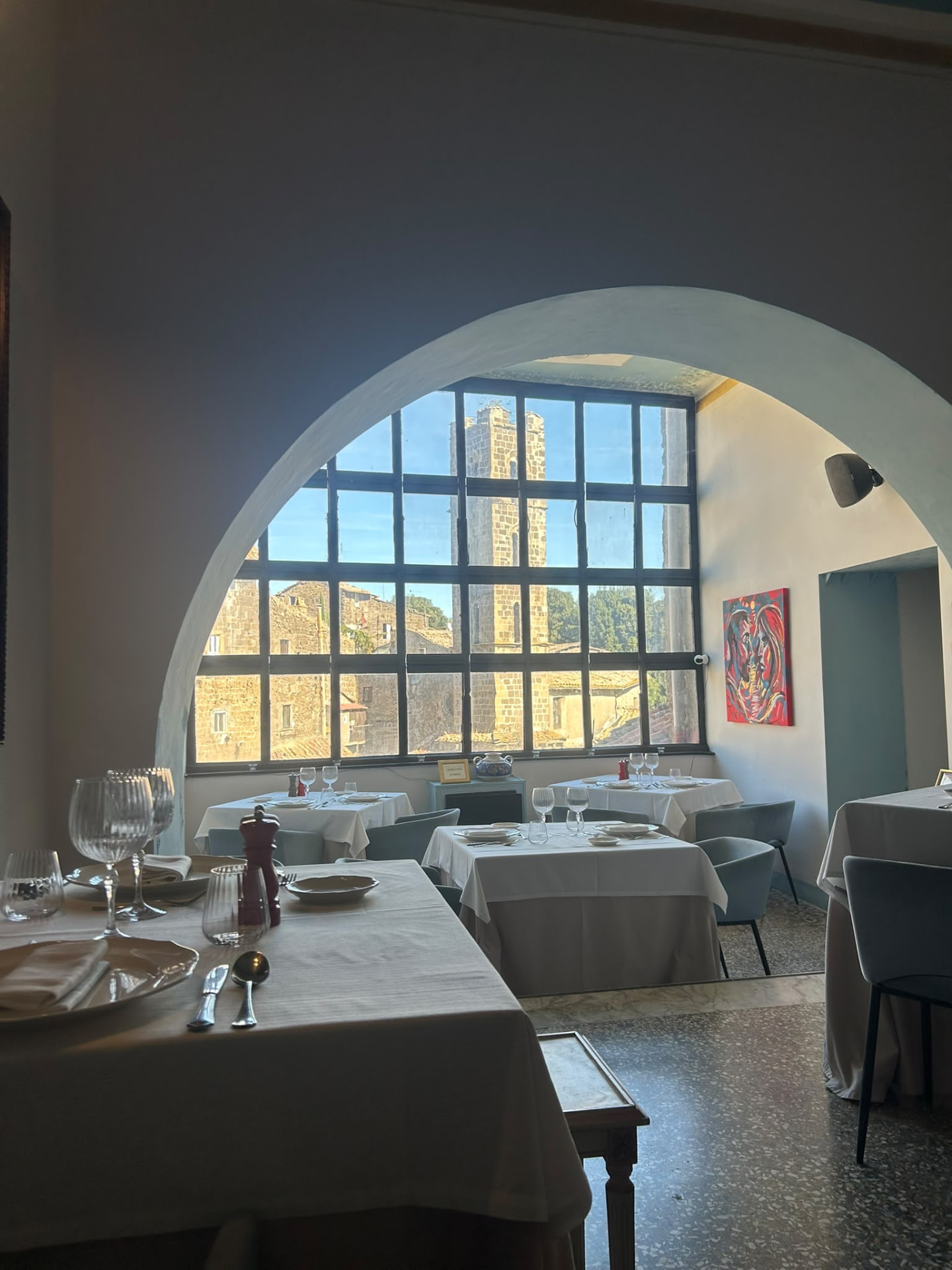 Tavoli del ristorante La Corte con vista sul borgo di Ronciglione